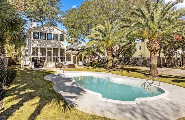 Renovated, Modern Beach Get-Away w/Private Pool! Easy Walk to Beach!