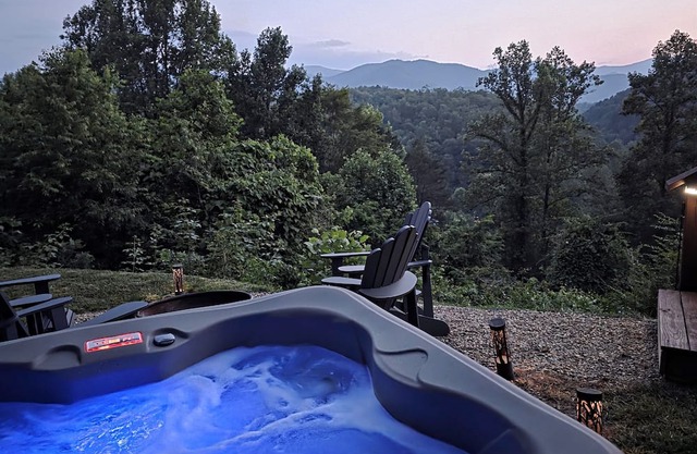 Get an Altitude Adjustment.Hot Tub! Dog friendly. Views! Tubing, waterfalls