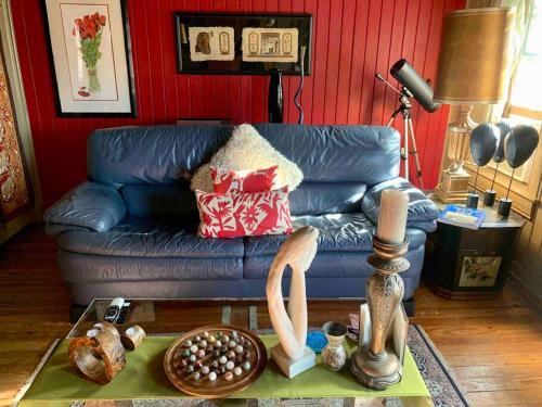 Home with Art & Beauty-1 minute to York Hospital