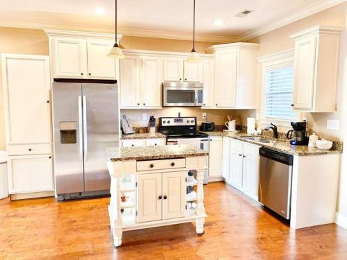 Comfy, Spacious Townhome in Cleveland