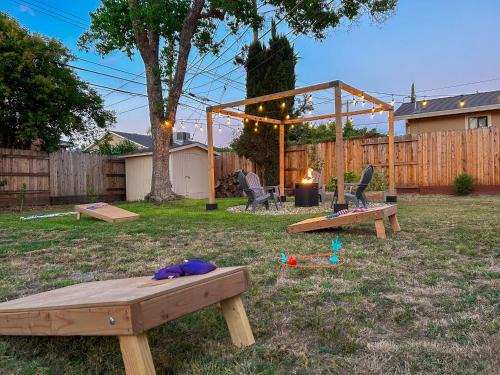 NEW - Modern 3BR & Backyard Oasis - 5 Minutes from American River!