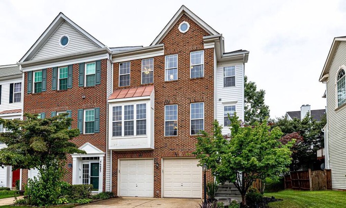 Cascades House | Modern Spacious 4BR Townhome in Cascades