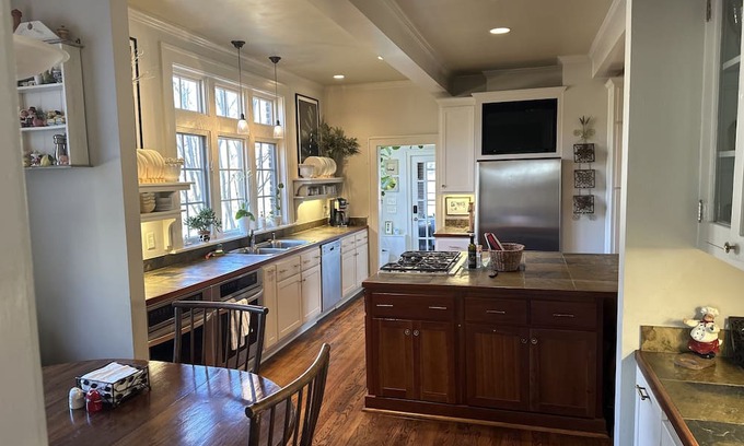 Athens House | Large home 12 mins from Sanford Stadium/downtown, 8 mins to Botanical Gardens