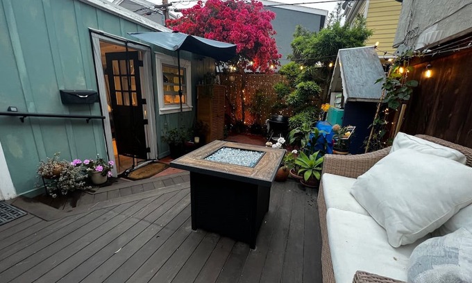 Balboa Island Apartment | Backyard Cottage Studio