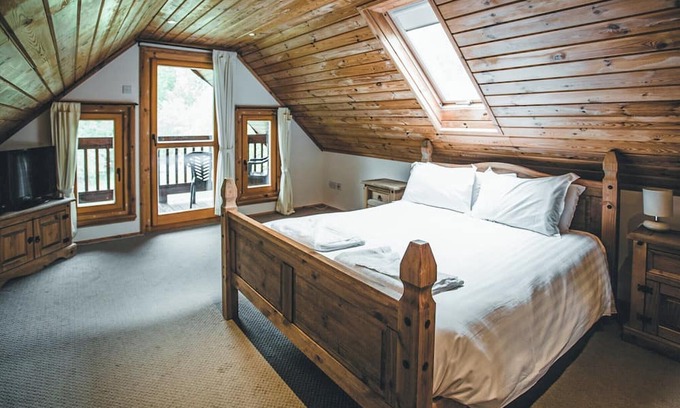Scunthorpe Cabin | A stunning four bedroom lodge with a master bedroom double served by an en-suite shower room, a furt