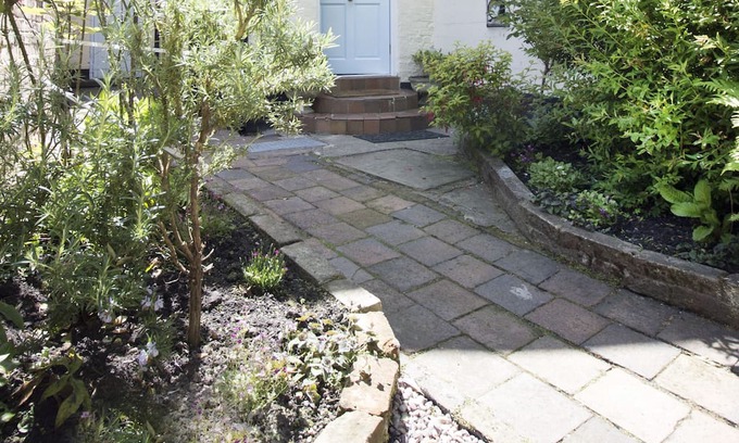 Chester Apartment | Stunning Riverside Apartment with views, central city,free parking, garden