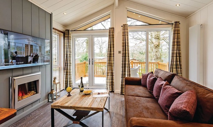 Holton Heath Cabin | 1 bedroom accommodation in Holton Heath