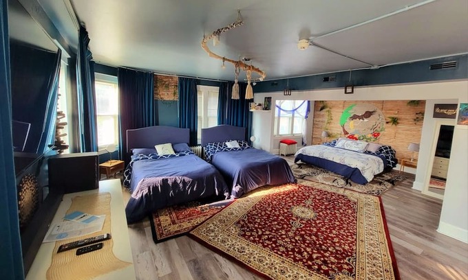 Lyons Apartment | Perfect Getaway for 4, Cozy Space with a Queen Size Bed