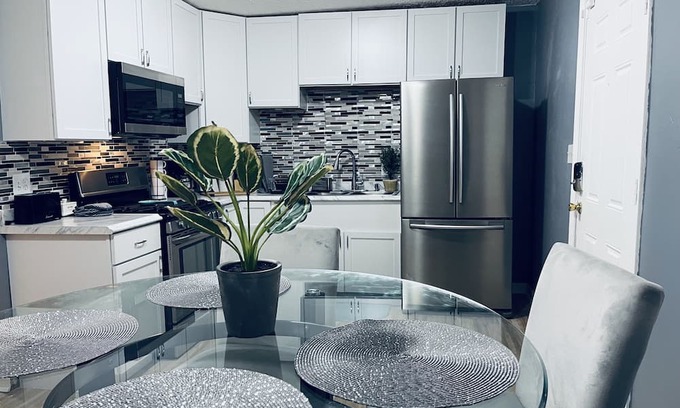 Cleveland House | Beautiful 3 BR Townhouse Near Downtown - Pet Friendly - Fenced Yard!