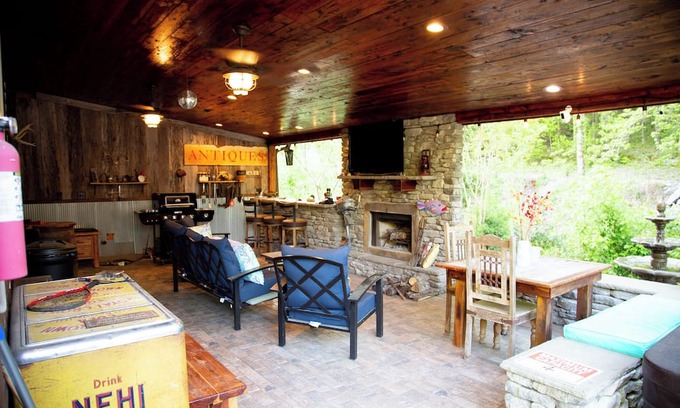 Smithville Cabin | Cedar Cabin with spa Near Center Hill