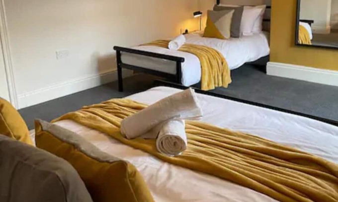 Darlington House | Stylish 3 bed terraced house with free parking