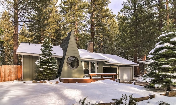 Montgomery Estates Cabin | The Bear Creek Cabin is an immaculate 2 bedroom Tahoe retreat.