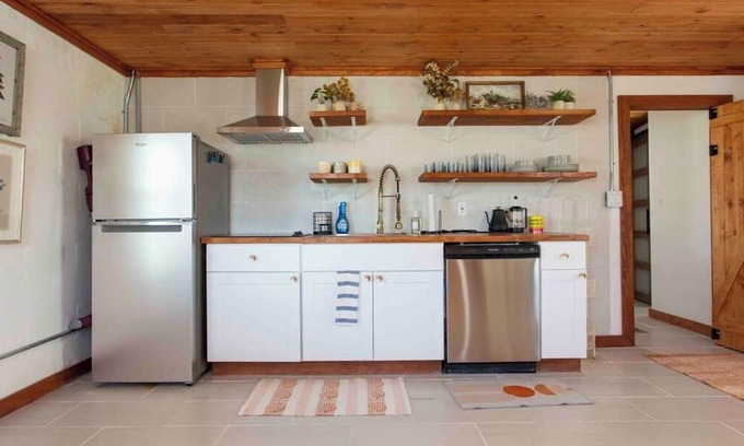 Buckner House | Quaint Cottage Downtown Buckner