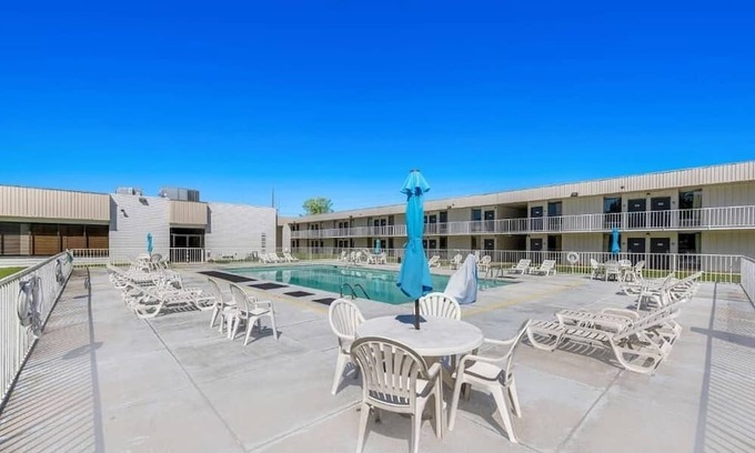 Hamilton House | Pet-Friendly Room: Enjoy Your Stay with Outdoor Pool and Free Parking