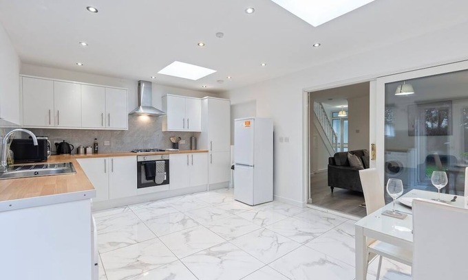 Little Holland House | Elegant 3 Bed Haven in Dartford