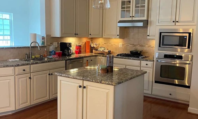 Burtonsville House | Charming 3-bedroom townhome in Burtonsville with a great view