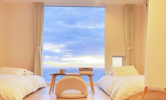 Sumoto House | Located on a hill on the west coast of Awaji Island, it offers a spectacular view of the Seto Inland Sea and the sunset. Suitable for multiple family rentals or trips with friends.