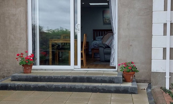 Coleraine Apartment | Cosy studio close to a beautiful sandy beach and places of historical interest