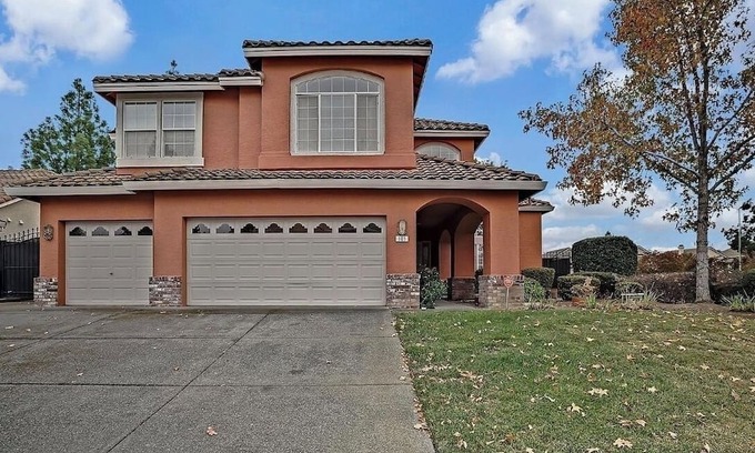 Nut Tree House | Spacious 5-bedroom house in fabulous Vacaville with AC