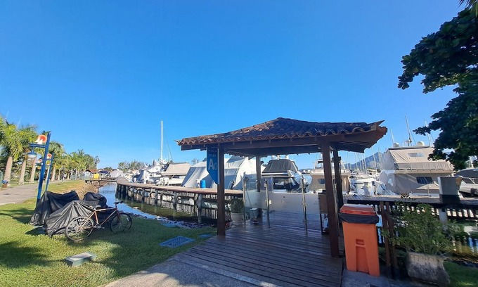 Itinga House | Suite 1 Simple with comfortable air conditioning Bracuí Beach