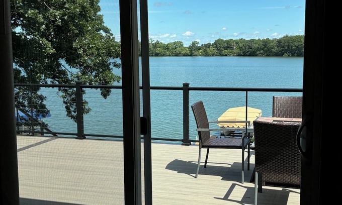 Martin County Cabin | Cozy Lake Cabin near the Fox Lake Event Center