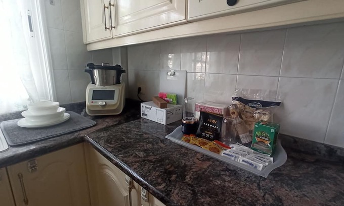 San Isidro House | Casa Ideal Para Familias con Niños. Aeropuerto Reina Sofía a 5 Minutos