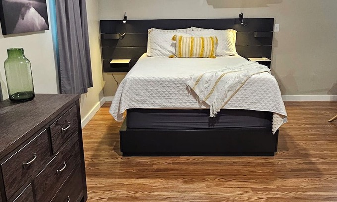 Forest City Condo | Charming Downtown Converted Garage Studio