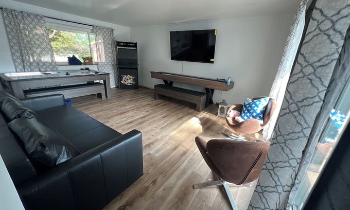 Frankfort House | Spacious 4-Bedroom Home in Frankfurt, IN, Sleeps 16 with Inground Pool