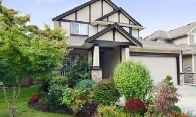 Yorkson House | Large Modern King Suite w/ free Street Parking