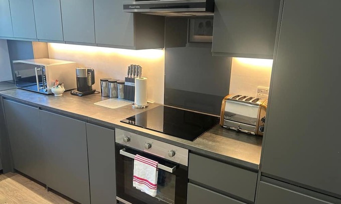 Barnsley Apartment | Renovated modern apartment minutes from M1 and town centre