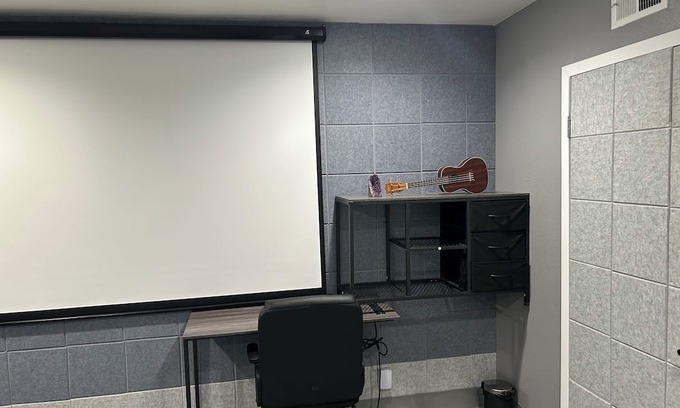 Harbor Condo | Charming 1-Bedroom Condo in Signal Hill Enjoy a Private Bathroom