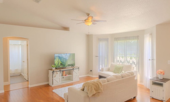 Clermont House | Cozy family home!