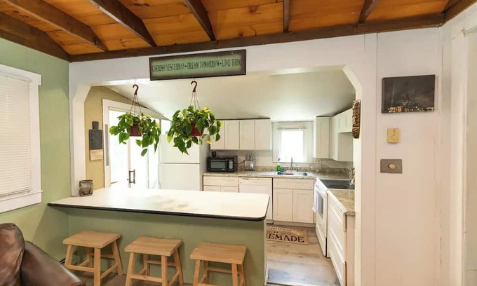 Windham Cottage | Quaint Cobbetts Pond Cottage with Pond Views