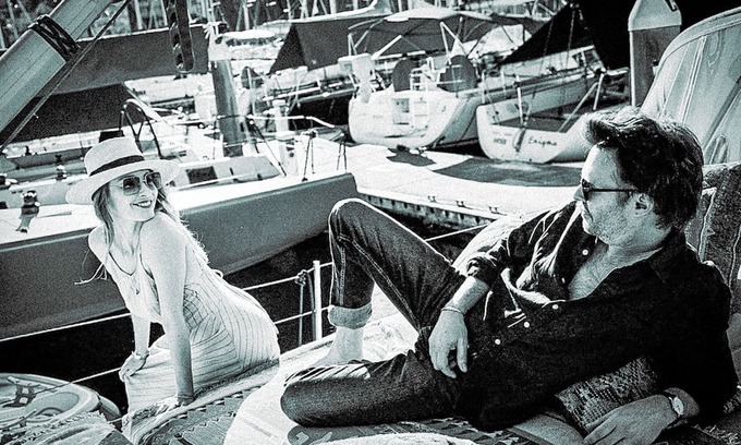 Sydney Boat Rental | DIVINE YACHT OVERLOOKING SYDNEY HARBOUR