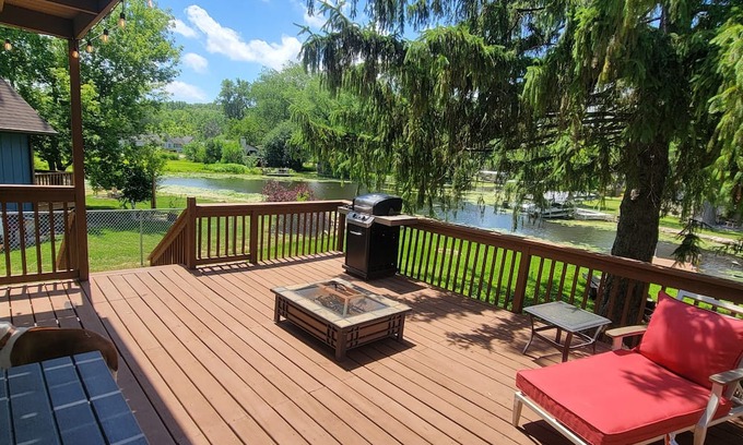 Ingleside House | modern rustic 4-bedroom lake house in peaceful Ingleside with WiFi, AC
