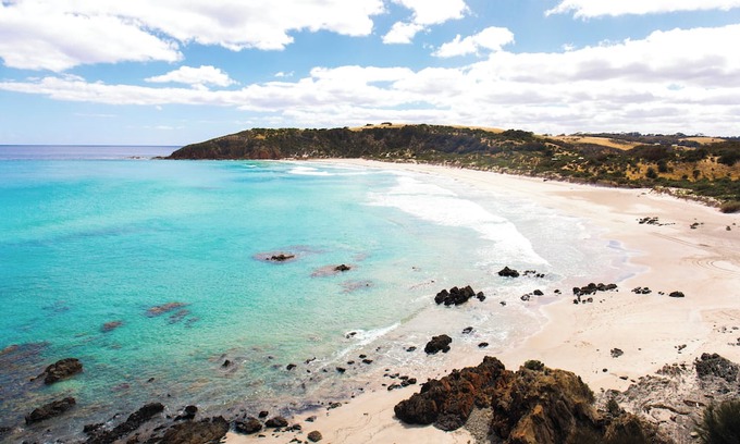 Duncan Other | Large beachside Homestead, private apartments, fireplace, 3 min walk to beach.n