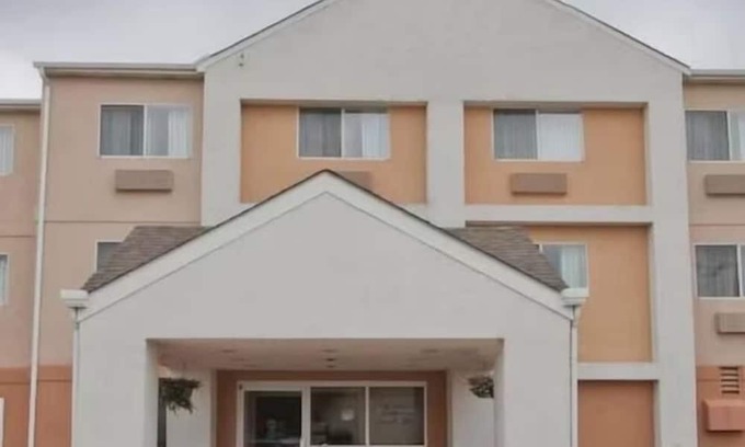 Moline House | AmericInn by Wyndham Moline Airport/Quad Cities hotel