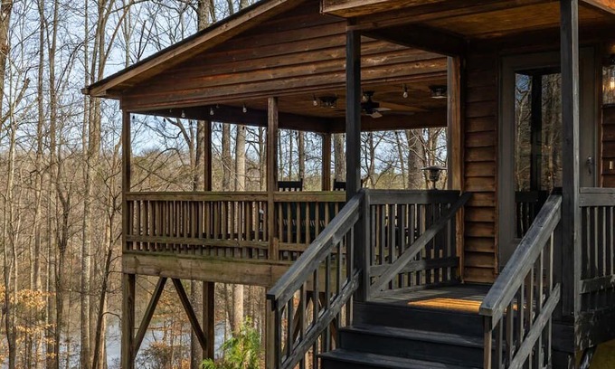 Burlington House | Secluded retreat in the countryside on a private lake, kayaks & walking trails.