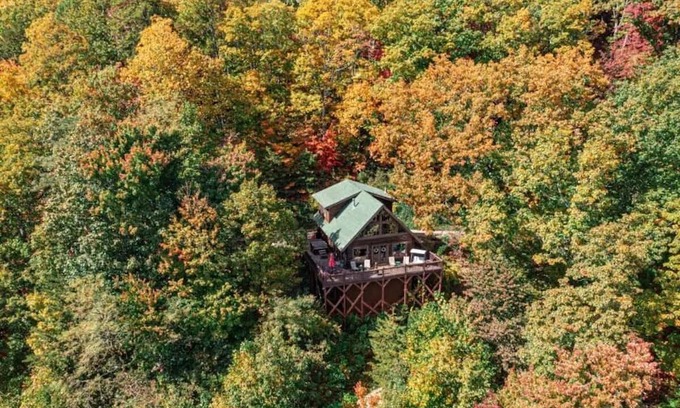 Clayton Cabin | Secluded Cabin-3br-hot Tub-mountain View Retreat 3 Bedroom Cabin by RedAwning