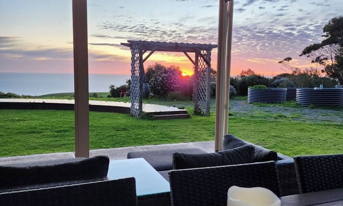 Carrickalinga House | Spacious house on hilltop with magnificent views