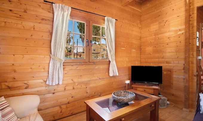 Sanlucar de Barrameda Cottage | Cottage 'La Cabaña Los Abuelos' with Private Terrace, Private Garden and Wi-Fi