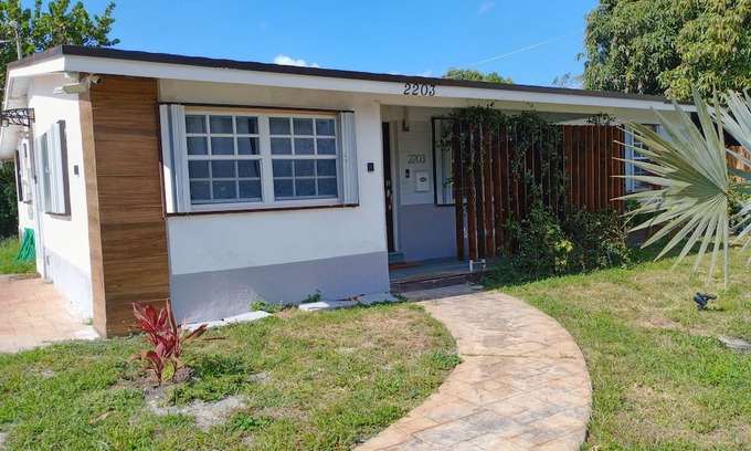 Highland Garden House | House with Hot tub. Close to FLL, beach, casino