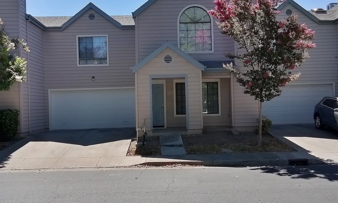 Townsend House | 3 bedroom 2.5 bath 1712 sq feet townhouse for 300 a night. Deposit: 300.