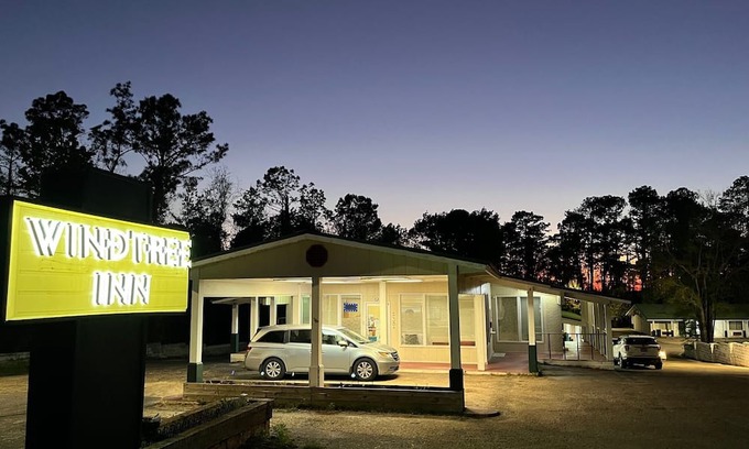 Grove Hill Cabin | Quiet Lodge, with FREE WIFI and FREE BREAKFAST. Pet friendly!