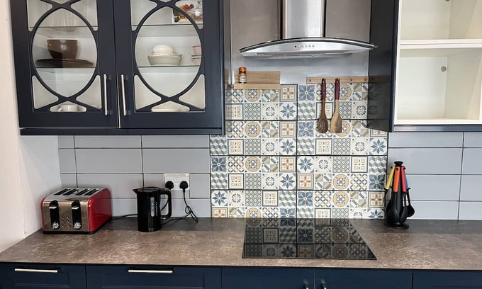 Westcliff-on-Sea Apartment | Mid-size bedroom with shared bathroom