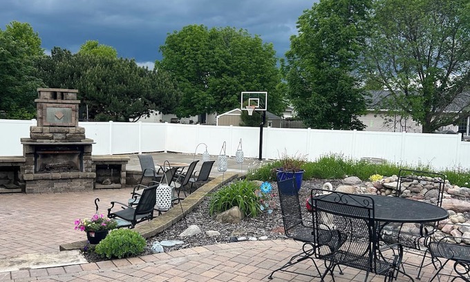 Little Chute House | Looking for guests for THE DRAFT. Great location 20 minutes from Green bay!