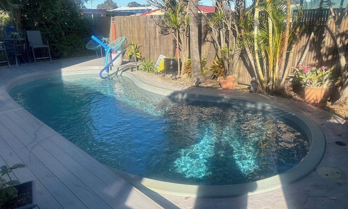 Kanahooka Bed & Breakfast | Lakeside Manor 2 Private Bedrooms with amenities