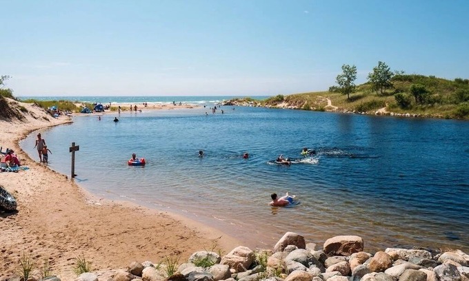 Ludington House | MARINA LAKE HOUSE ON HAMLIN + PONTOON! 10min from Lake Michigan, 14+ guests.