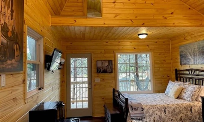 Gowensville Cabin | Treehouse at the Persimmon Farm