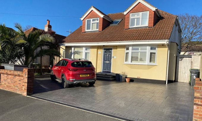 Portsmouth House | Sunny Chalet Bungalow & Annex